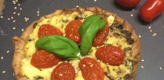 Tarte de requeijão com tomate e manjericão Requeijão
