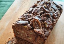 Bolo-pão de nozes e canela