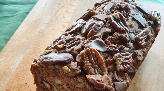 Bolo-pão de nozes e canela